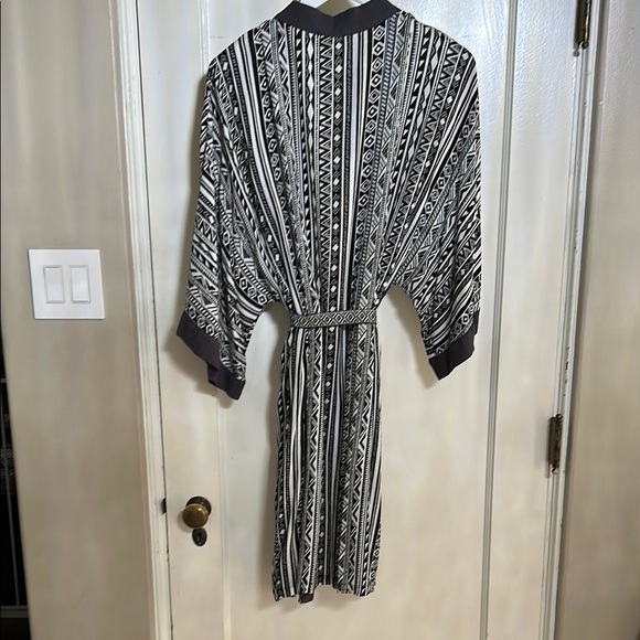 Entro Monochrome Geometric Kimono - Picture 7 of 8
